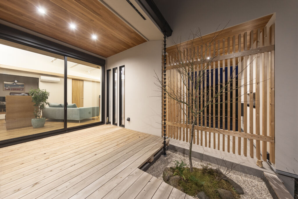中庭を望み、趣味に浸る平屋住宅