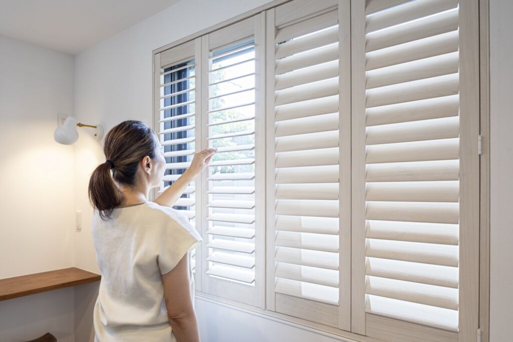 ノーマン製ウッドシャッターで憧れの”美窓”を演出【事例あり】