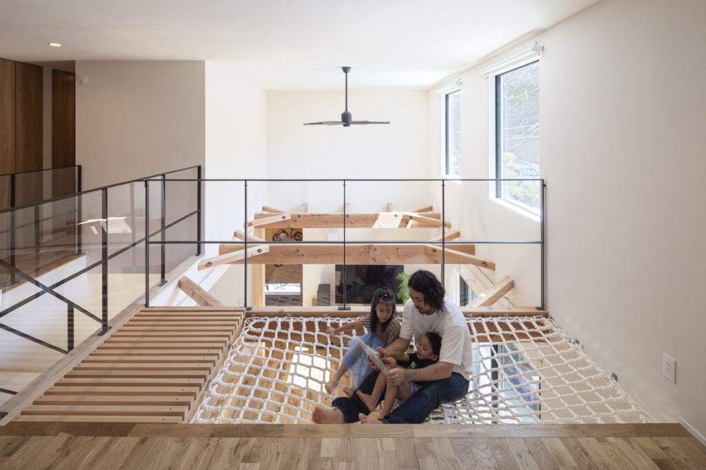 吹き抜けネットやすべり台が楽しい「おうちアスレチック」で遊ぶ家【施工事例】