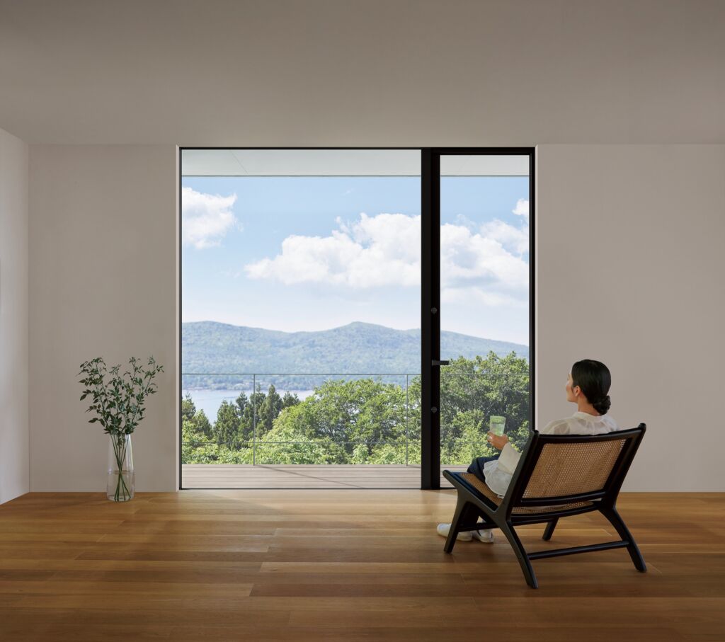 LIXILの「パノラマドア」で湘南・鎌倉の絶景を暮らしに取り込む!